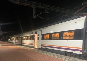 Decenas de viajeros obligados a dejar el tren a 60 kilómetros de su destino tras acabar su jornada el maquinista