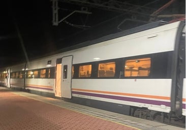 Decenas de viajeros, obligados a dejar el tren a 60 kilómetros de su destino tras acabar su jornada el maquinista