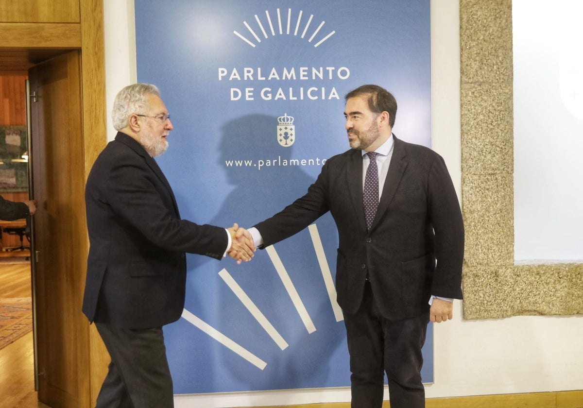 Santalices saluda a Pazos antes de cerrar con el portavoz del PP la ronda de consultas