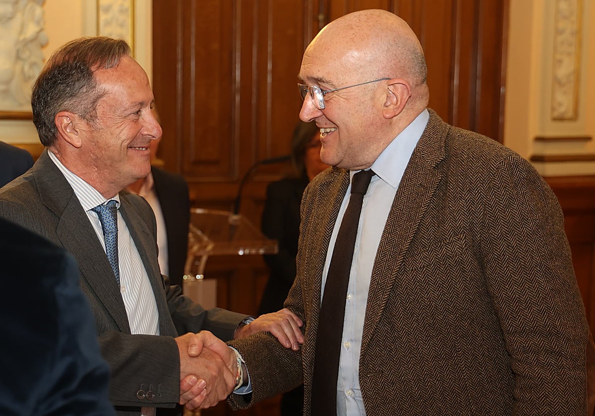 El alcalde de Valladolid, Jesús Julio Carnero (d), firma un convenio con la Asociación Sénior de Españoles para la Cooperación Técnica (Secot)