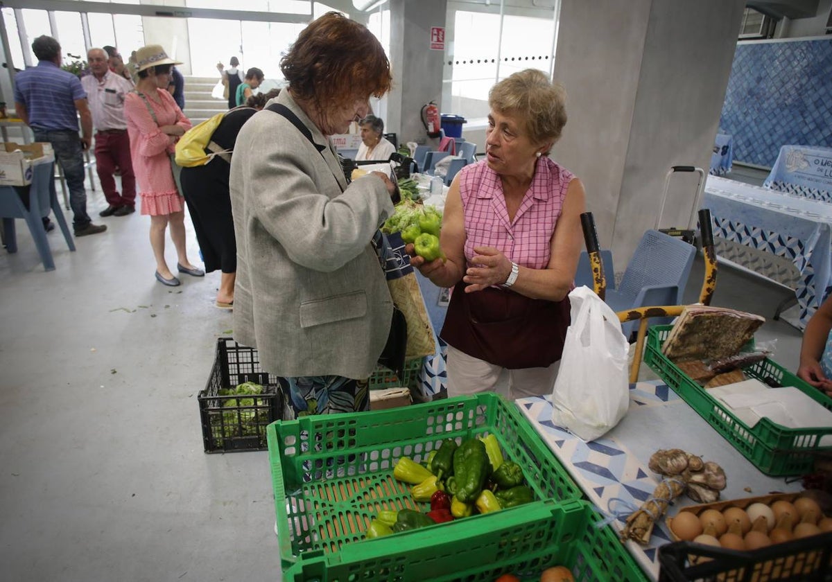 Una mujer compra en un mercado en una imagen de archivo