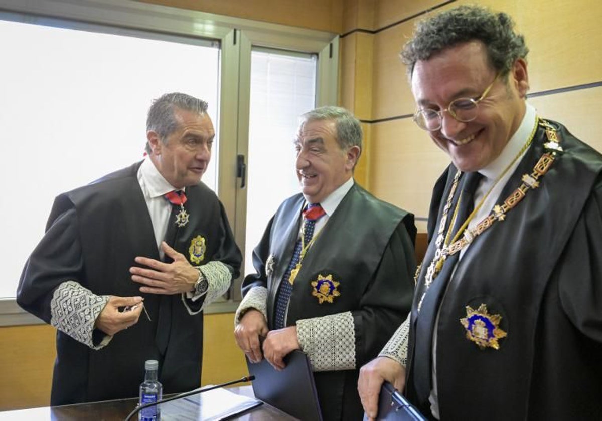Miguel Ángel Carballo, nuevo fiscal jefe de Ciudad Real (a la izquierda), con Emilio Fernández García, fiscal superior de Castilla-La Mancha, y Álvaro García Ortíz, fiscal general del Estado