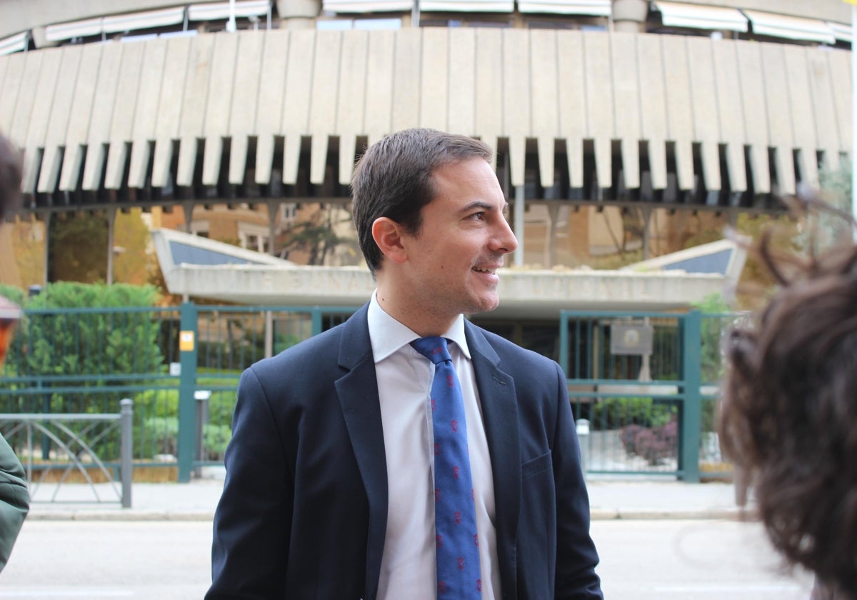 El líder socialista madrileño Juan Lobato atiende a los medios frente al Tribunal Constitucional