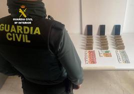 La Guardia Civil sospecha de un conductor por ir encapuchado y acaba descubriendo que llevaba encima 1,5 kilos de hachís