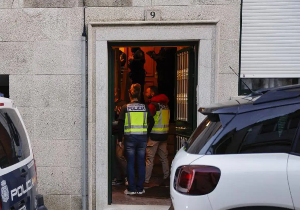 Edificio en el que ha sido asesinada una mujer este martes, en Ribeira, supuestamente a manos de su pareja
