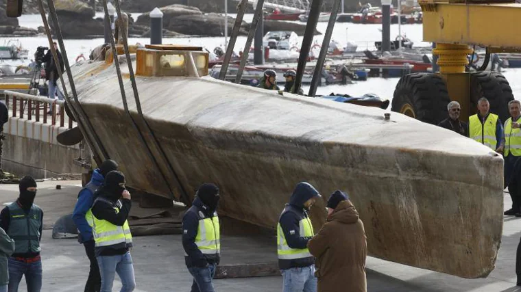 El narcosubmarino 'Poseidón', en el puerto de la Illa de Arousa, después de ser localizado en plena ría en marzo de 2023