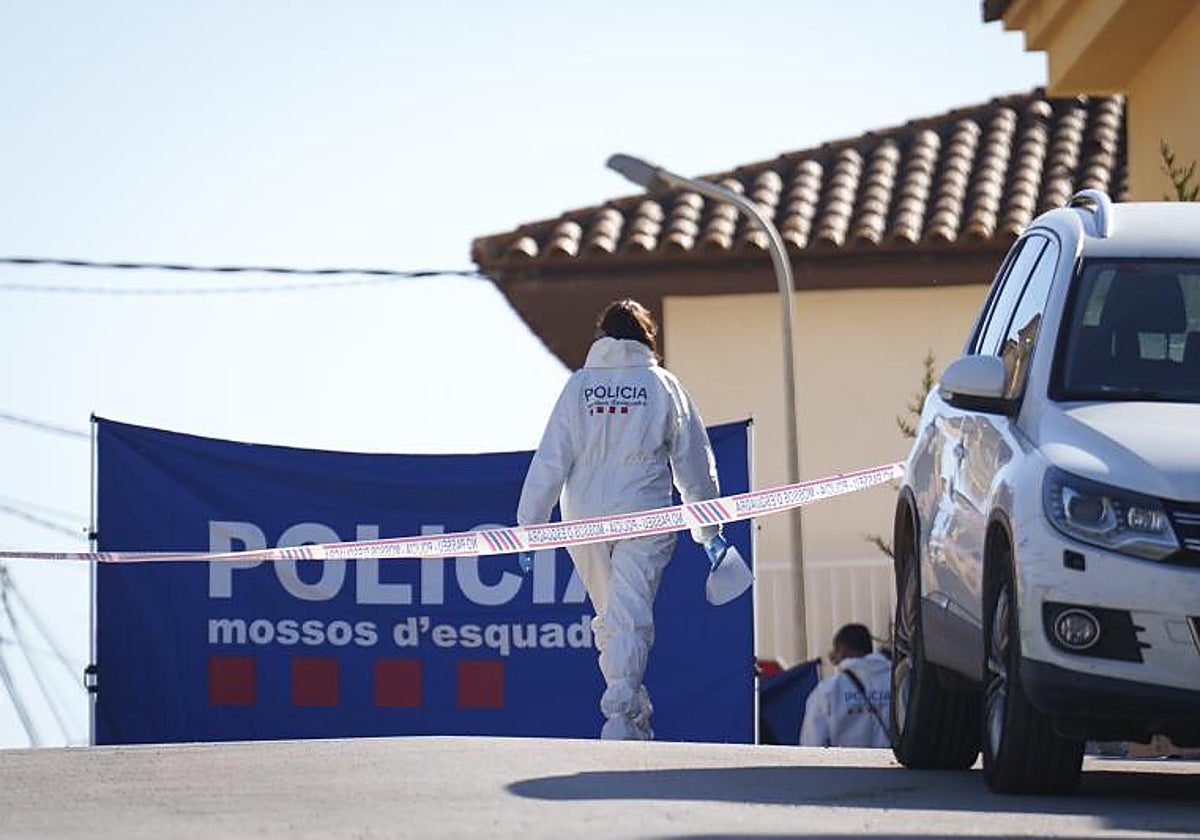 Agentes de la investigación, cerca del domicilio en el que han encontrado al niño herido