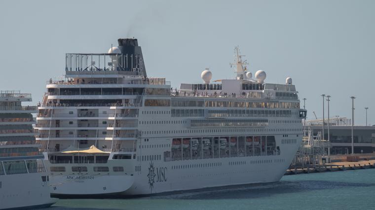El crucero MSC Armonía, en el puerto barcelonés