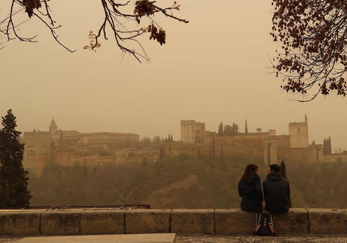 Imagen de la Alhambra, en Granada, durante un día de calima en la capital nazarí