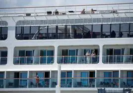 El crucero retenido en el Puerto de Barcelona ya avisó en Málaga de problemas con los visados de 69 pasajeros bolivianos