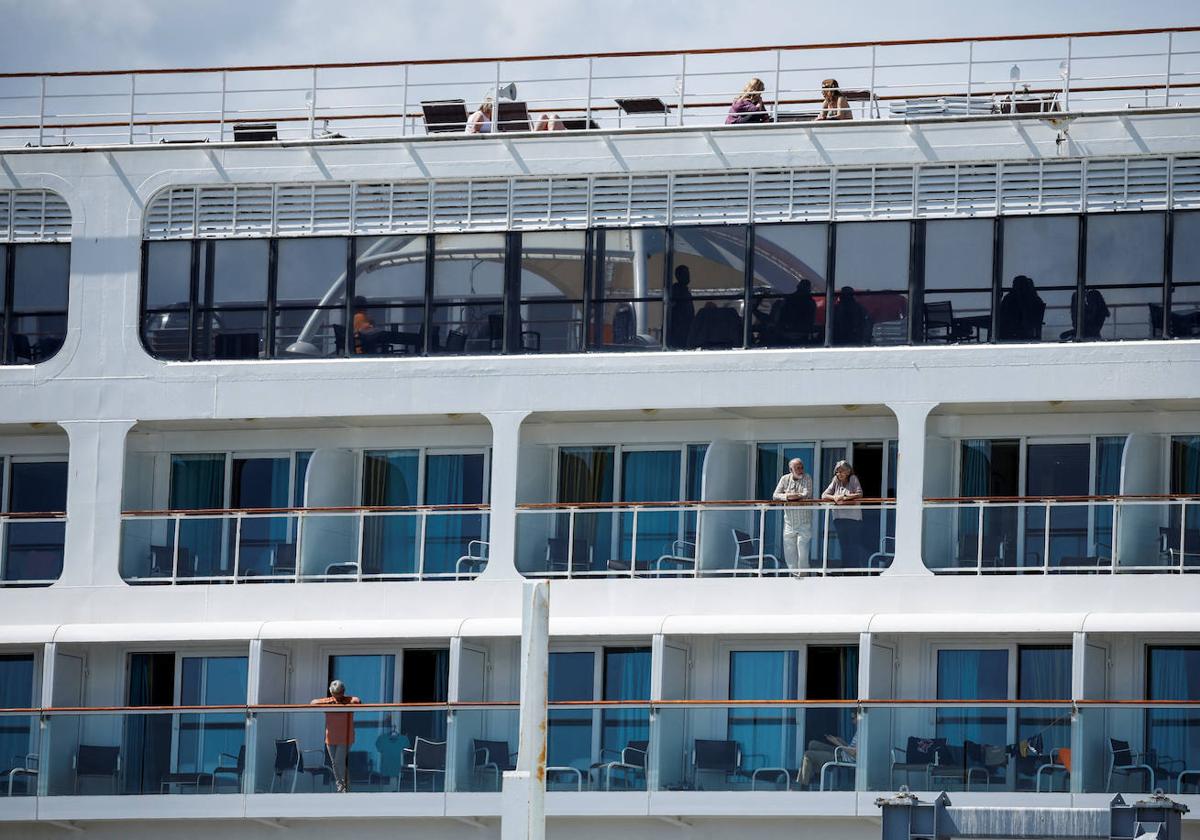 Pasajeros del MSC Armonía, retenido en el Puerto de Barcelona