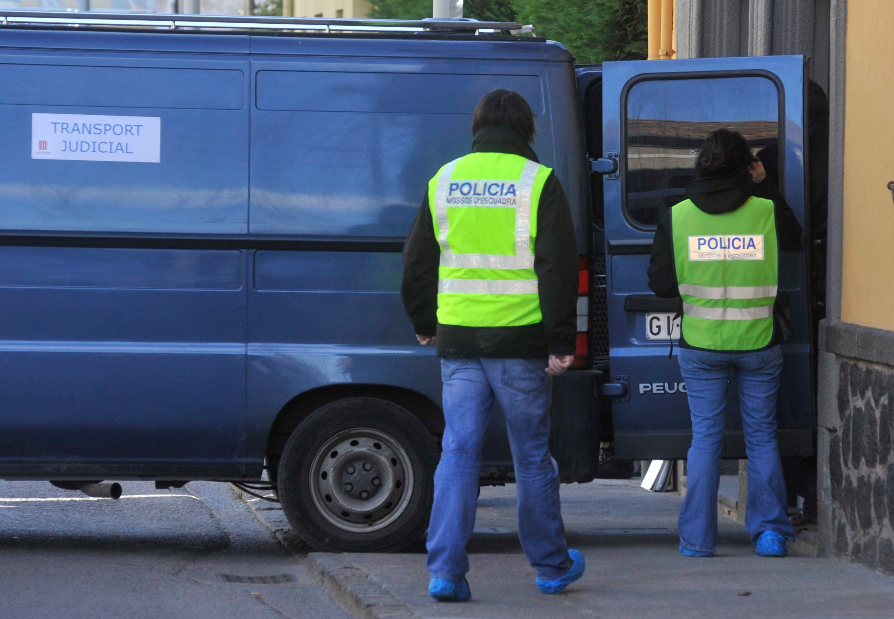 Mossos d'Esquadra frente a un furgón judicial