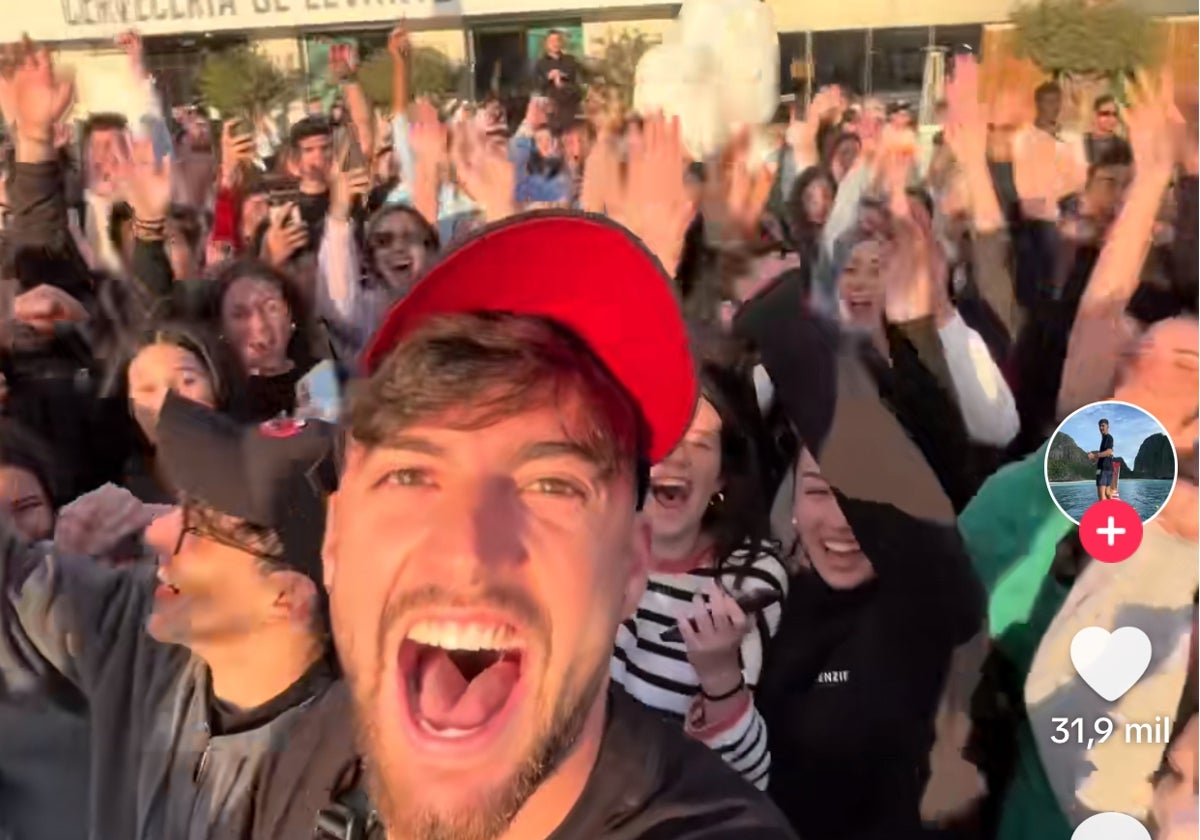 El influencer ha conseguido congregar a cientos de personas en búsqueda de los sobres