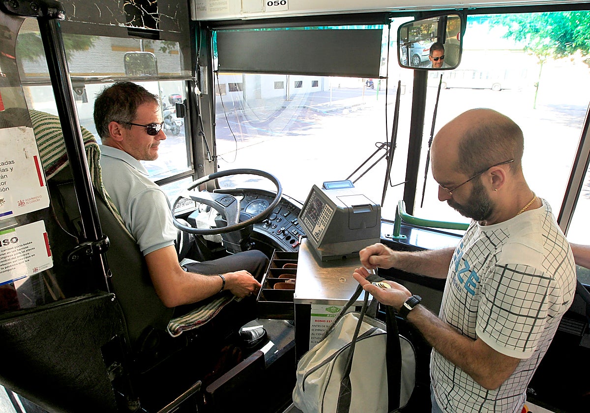 Usuario de Aucorsa compra su billete de viaje