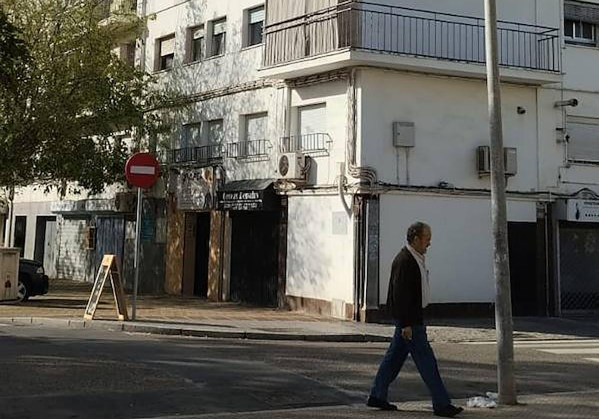Bloque en el que residía el fallecido, en la calle Reina Mercedes de Córdoba