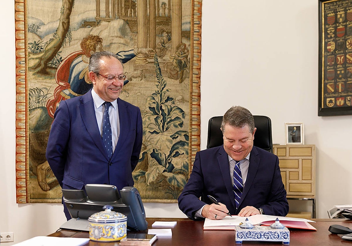 Page firmando la carta a Sánchez, junto al consejero de Hacienda