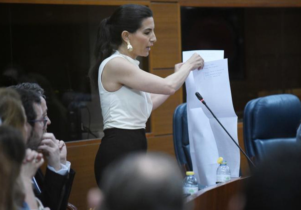 La portavoz de Vox en la Asamblea de Madrid, Rocío Monasterio, interviene durante un pleno en la Asamblea de Madrid