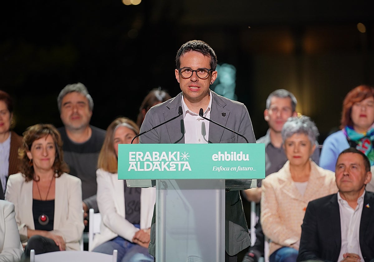 Otxandiano, candidato de Bildu, este jueves con Otegi en el acto de campaña de Vitoria