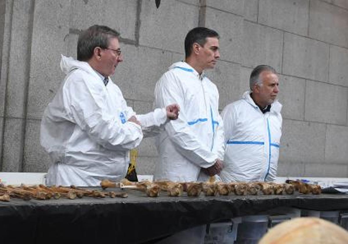 Sánchez visita un laboratorio instalado en la basílica del Valle de Cuelgamuros,