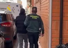 Un hombre provoca un incendio en su casa en Valencia y la Guardia Civil le sorprende cuando huía saltando por el balcón