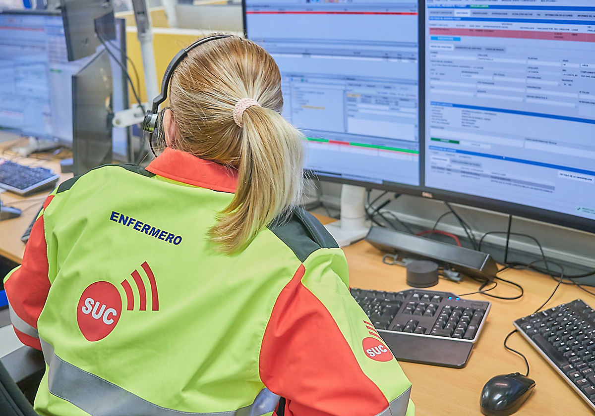Agente de la sala operativa del 112 Canarias en foto de archivo