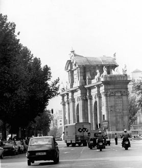 Imagen secundaria 2 - Arriba, presentación del Guernica en el Casón del Retiro; entre la multitud, el alcalde Enrique Tierno y la duquesa de Alba. Abajo, los dos camiones con su escolta por la carretera de Barcelona (izq.), y pasando junto a la Puerta de Alcalá