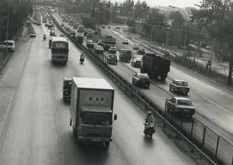 Imagen secundaria 1 - Arriba, presentación del Guernica en el Casón del Retiro; entre la multitud, el alcalde Enrique Tierno y la duquesa de Alba. Abajo, los dos camiones con su escolta por la carretera de Barcelona (izq.), y pasando junto a la Puerta de Alcalá