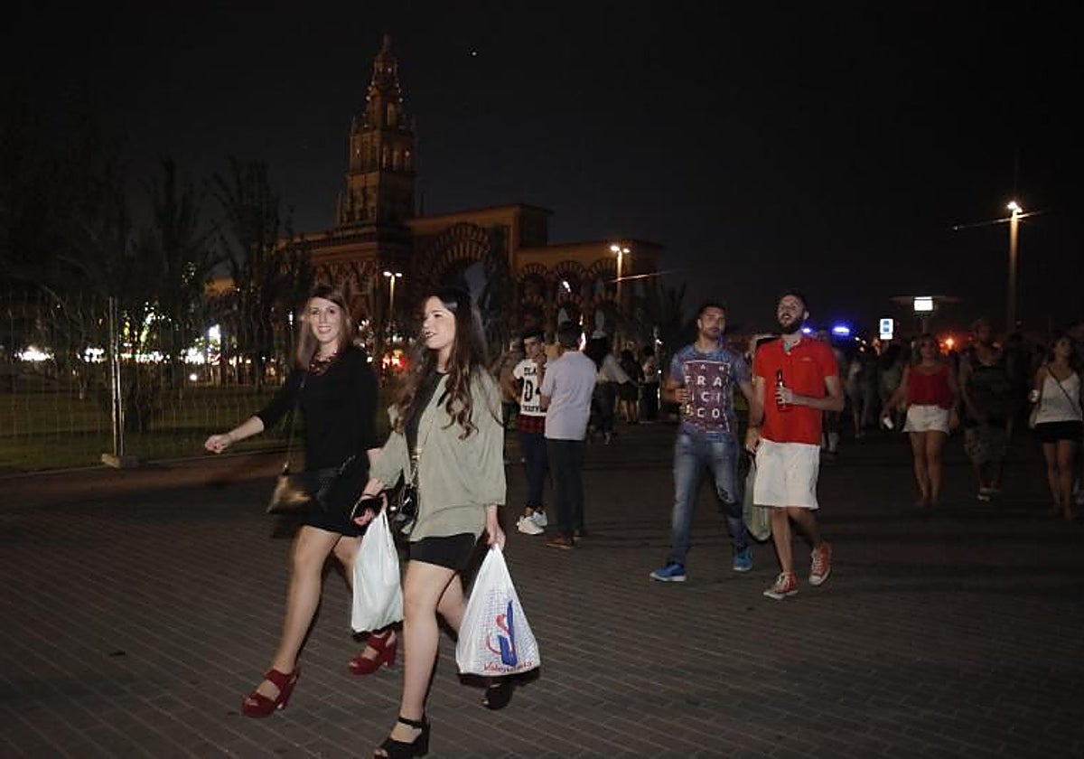 Jóvenes camino de un botellón en el recinto del Arenal en Córdoba en una imagen de archivo