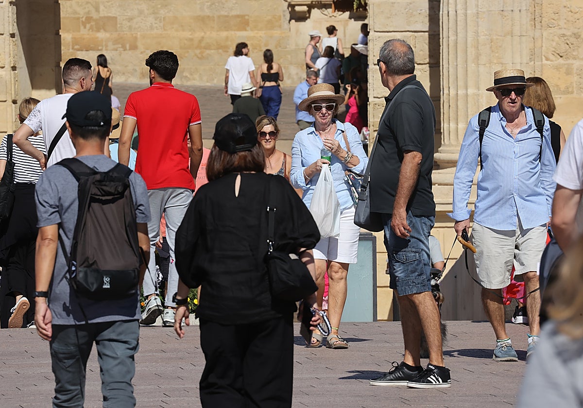 Paseantes en una jornada calurosa como las de este fin de semana