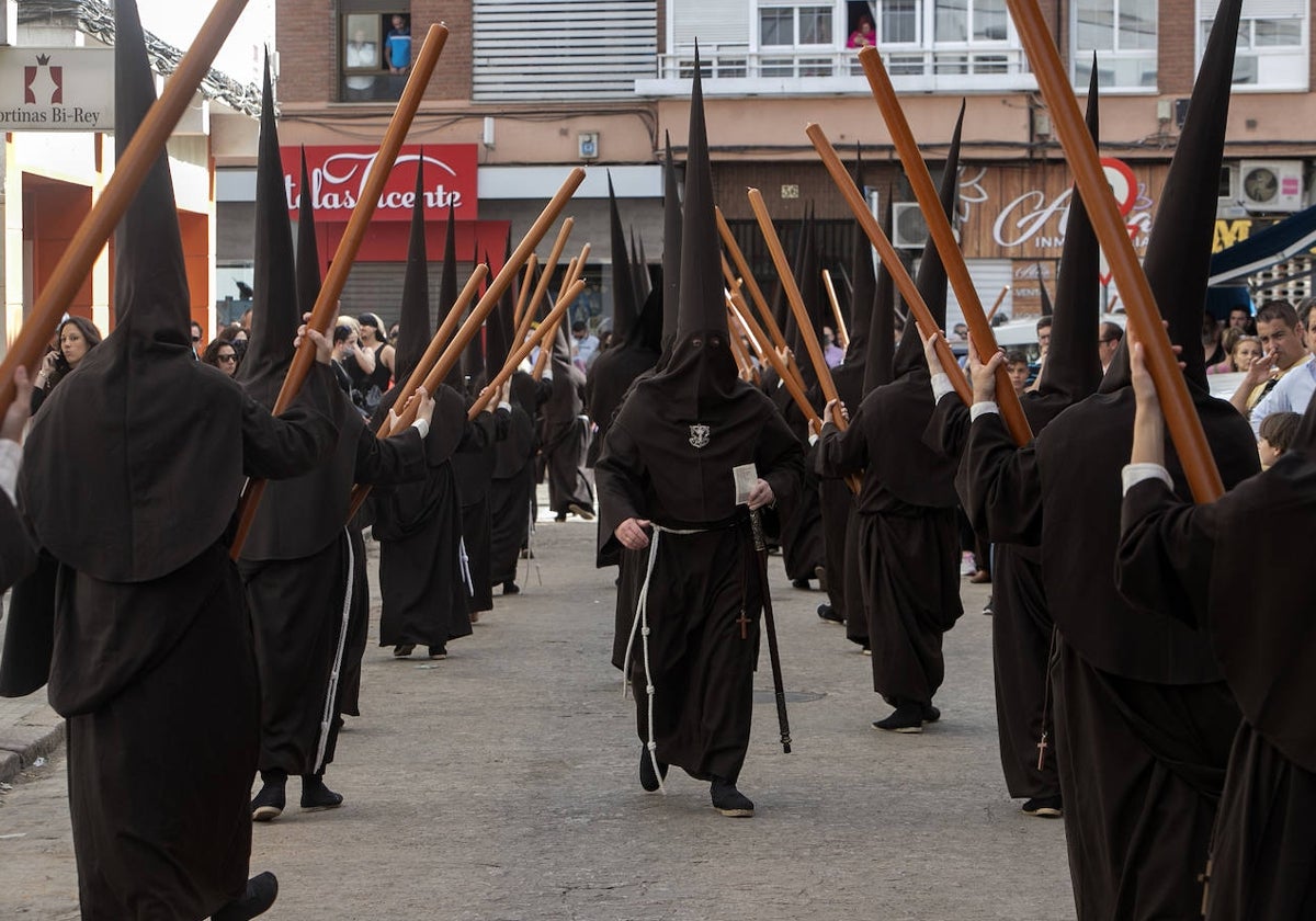 Nazarenos de la hermandad de María Santísima en su Soledad