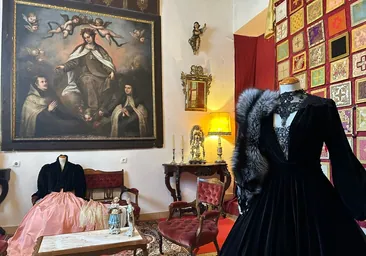Una exposición muestra en Granada las joyas y trajes de las 'doñas' que vivieron durante siglos en un convento sin ser monjas