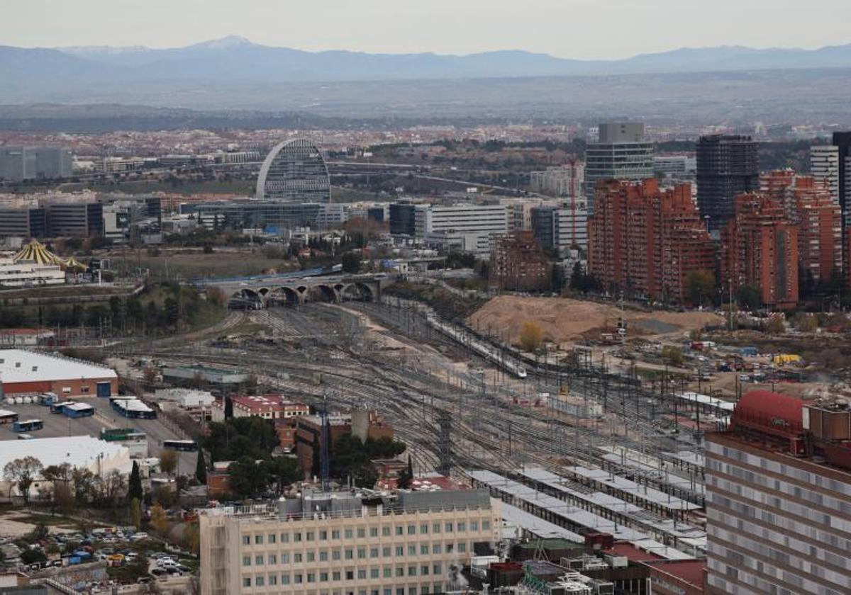 Vista de las vías ferroviarias de la estación de tren de Chamartín, alrededor y sobre las cuales se construirá el nuevo distrito de negocios 'Madrid Nuevo Norte'