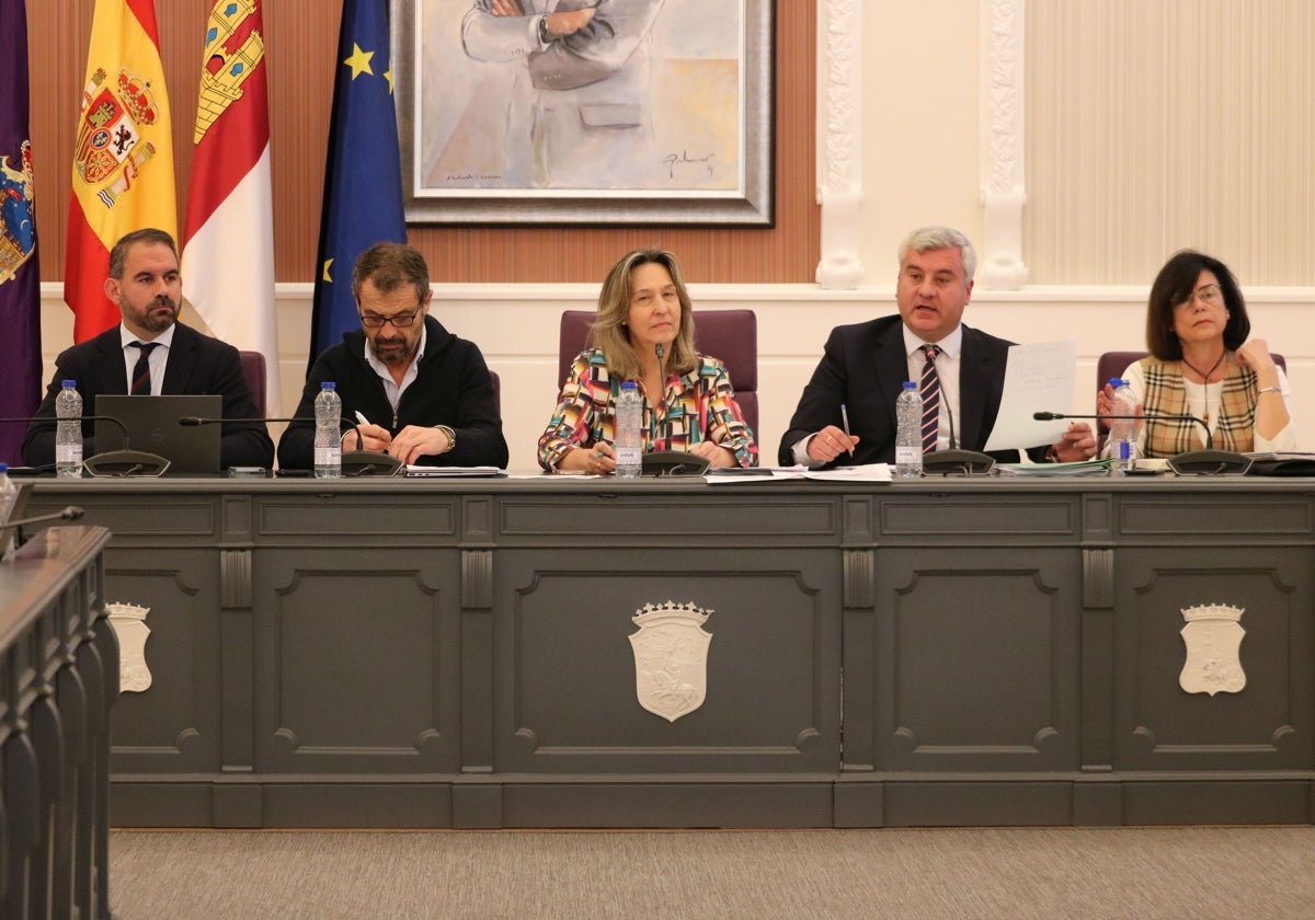 Imagen del pleno de este viernes en el Ayuntamiento de Guadalajara, con la alcaldesa, Ana Guarinos, en el centro