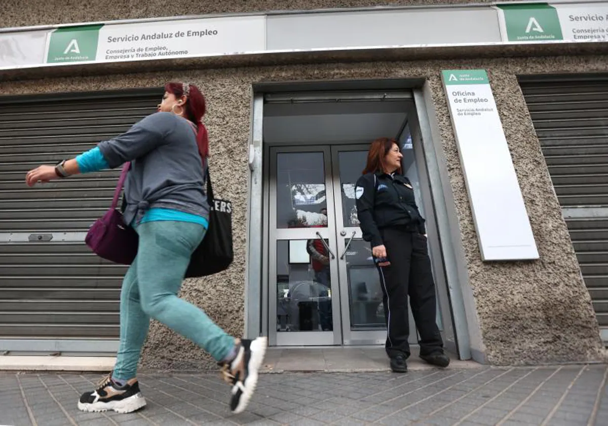 Una vigilante de seguridad en la puerta de una oficina del Servicio Andaluz de Empleo en Córdoba