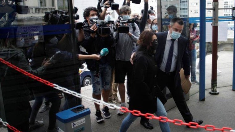 La única mujer acusada por el crimen, entrando en los juzgados de La Coruña en agosto de 2021