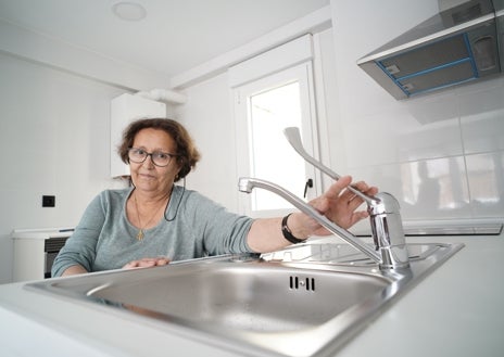 Imagen secundaria 1 - Además de la rampa del portal y el baño, la casa está diseñada a medida de su inquilina, con interruptores, enchufes, ventanas y puertas a su alcance.