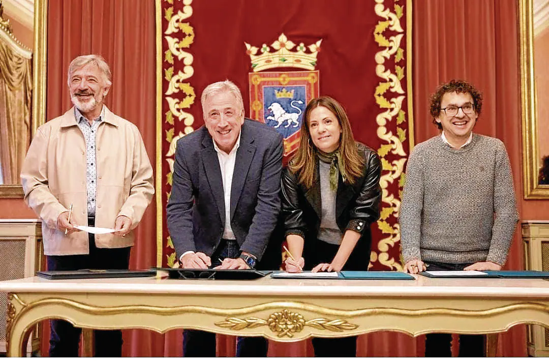 Marina Curiel, del PSN, firma los presupuestos junto a Joseba Asirón, alcalde de Bildu de Pamplona