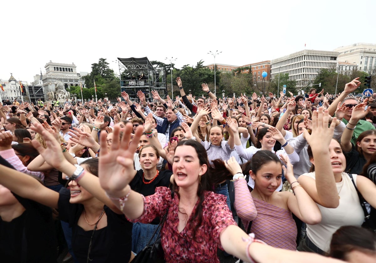 Alegría y miles de participantes son las notas destacadas del concierto en Cibeles