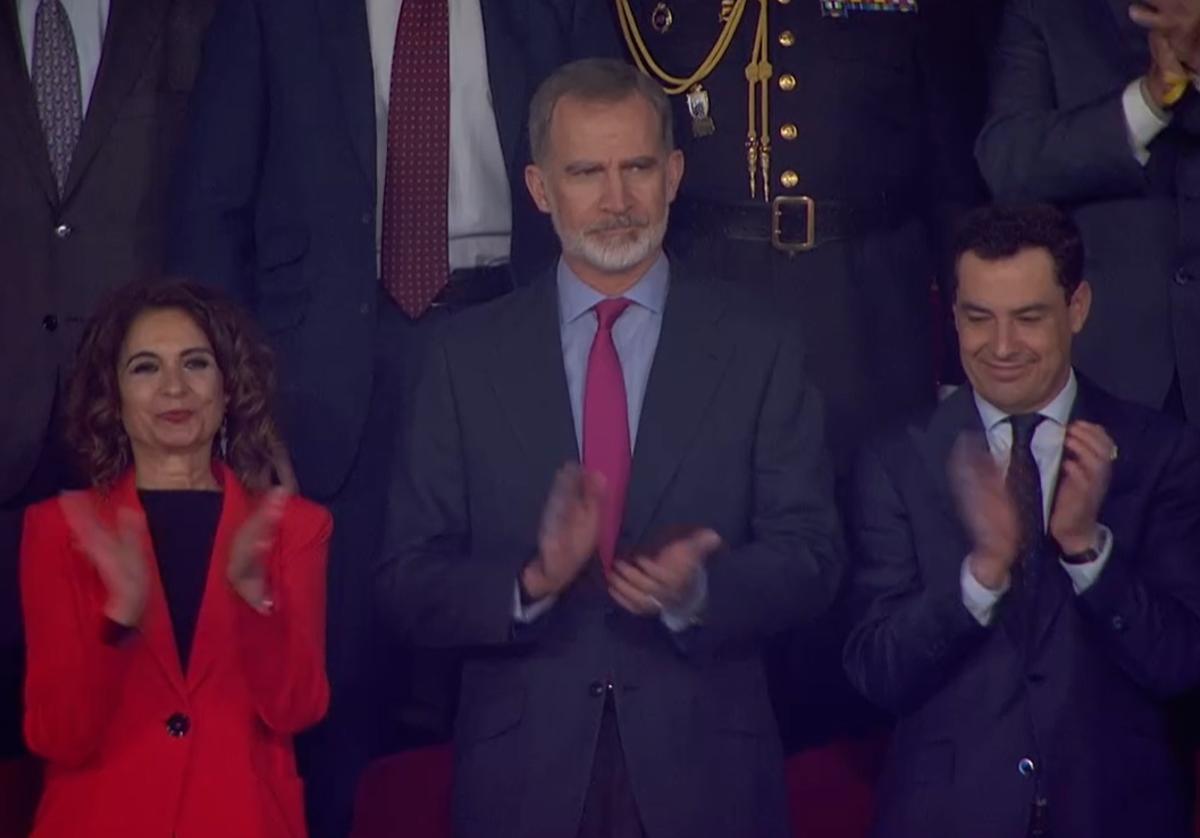 Palco presidencial de la Copa del Rey, en el que está Felipe VI está flanquedado por la ministra María Jesús Montero a su derecha y el presidente andaluz, Juanma Moreno Bonilla, a su izquierda, dejando claro el orden de prelación