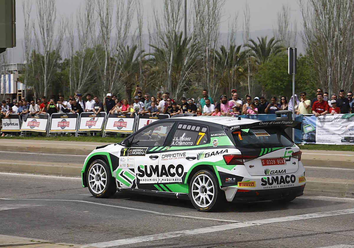 Uno de los participantes en el puente del Arenal bajo la atenta mirada de los aficionados