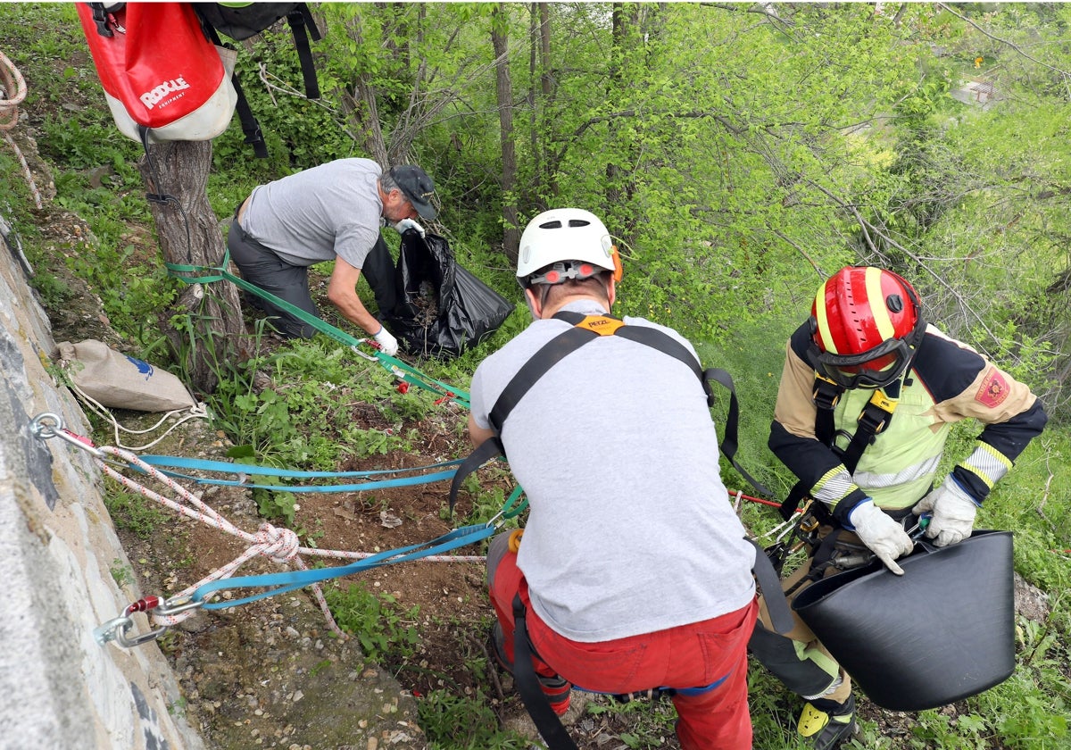 Voluntarios participantes en la recogida de basuras
