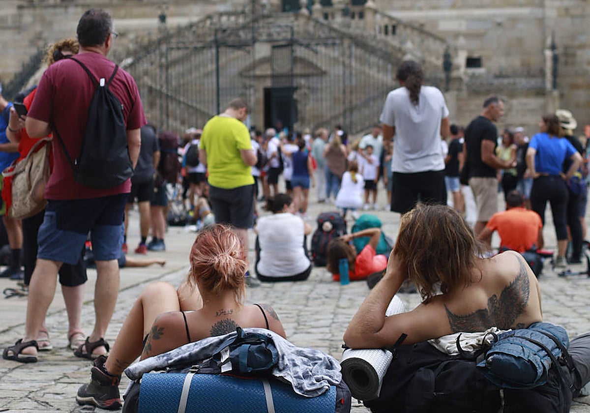 Imagen de archivo de turistas y peregrinos ante la Catedral