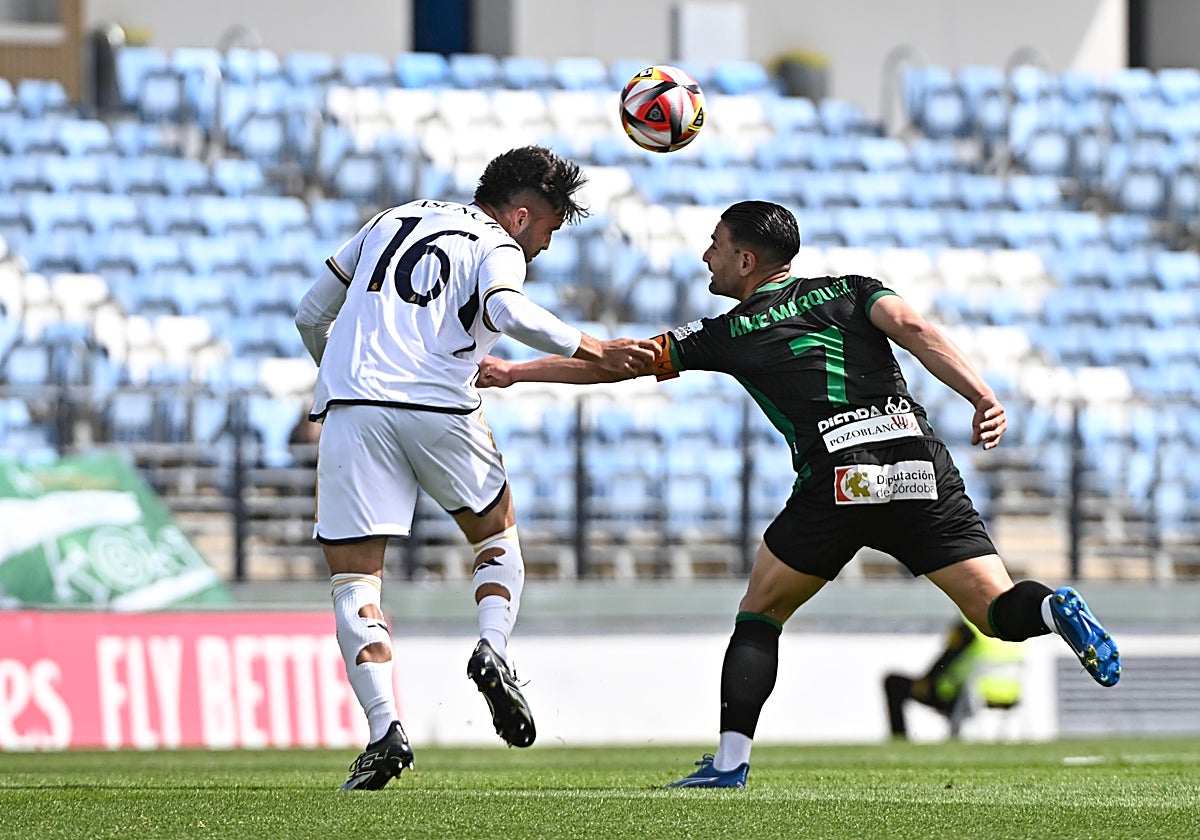 Kike Márquez disputa el balón con un rival del Real Madrid Castilla