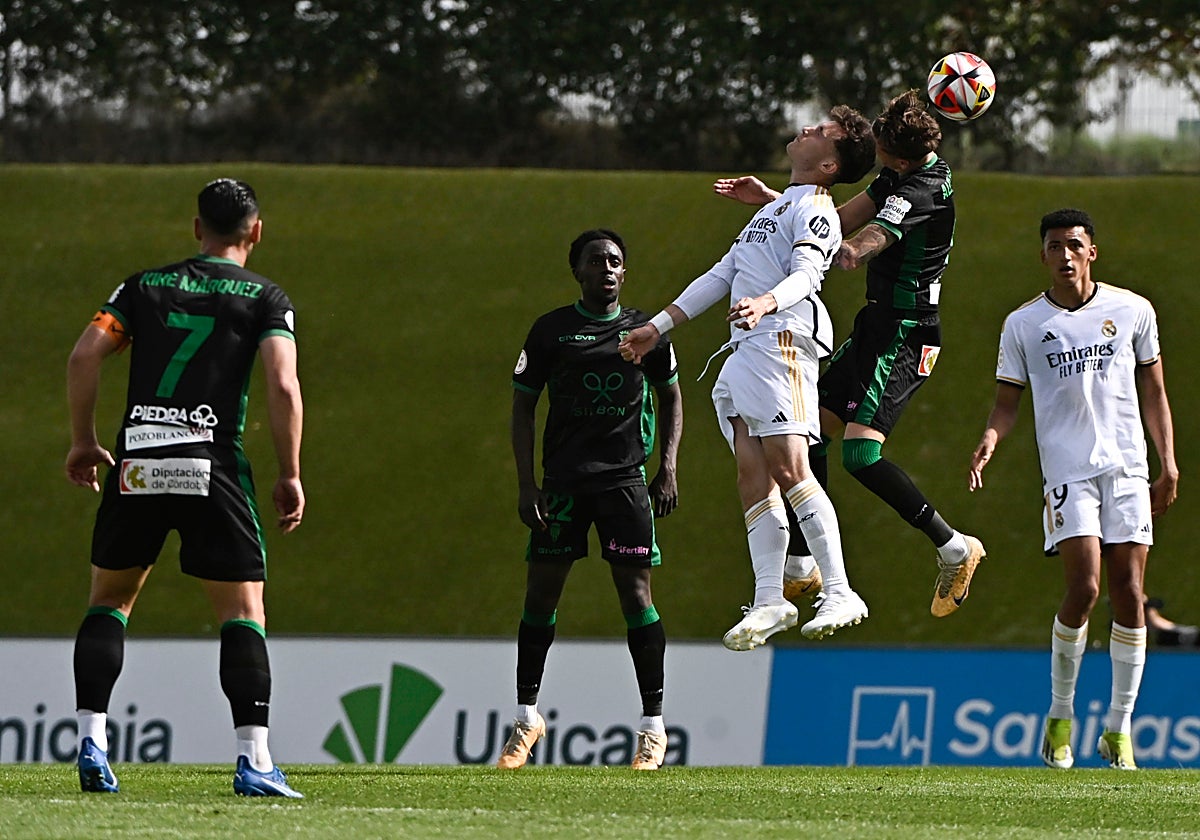 Álex Sala despeja un balón en el Alfredo Di Stéfano