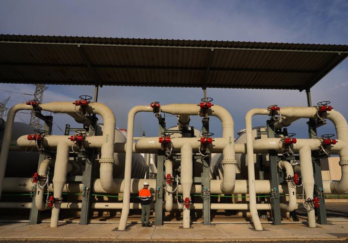 Conducciones de agua de la planta desalinziadora de Sagunto (Valencia).