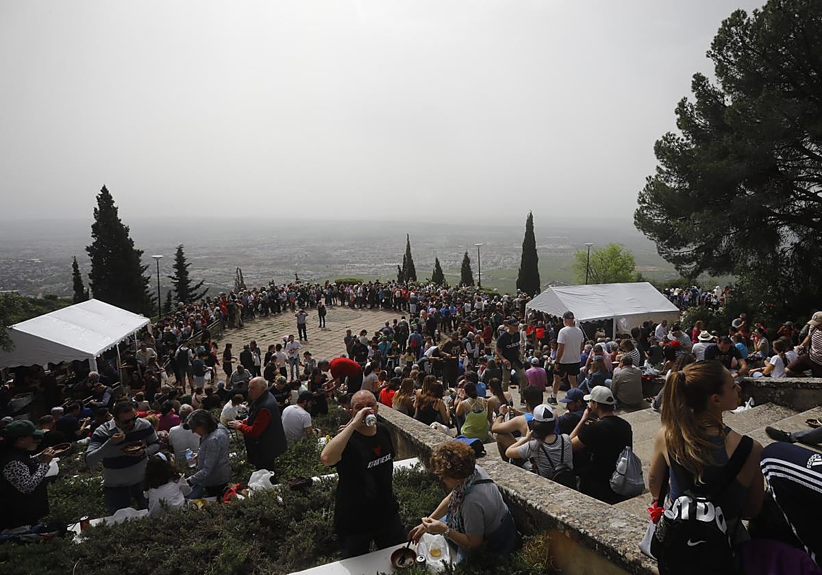Participantes este domingo en la fiesta de las habas de las Ermitas