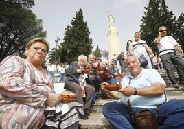 Fotos: las populares y concurridas habas de las Ermitas de Córdoba