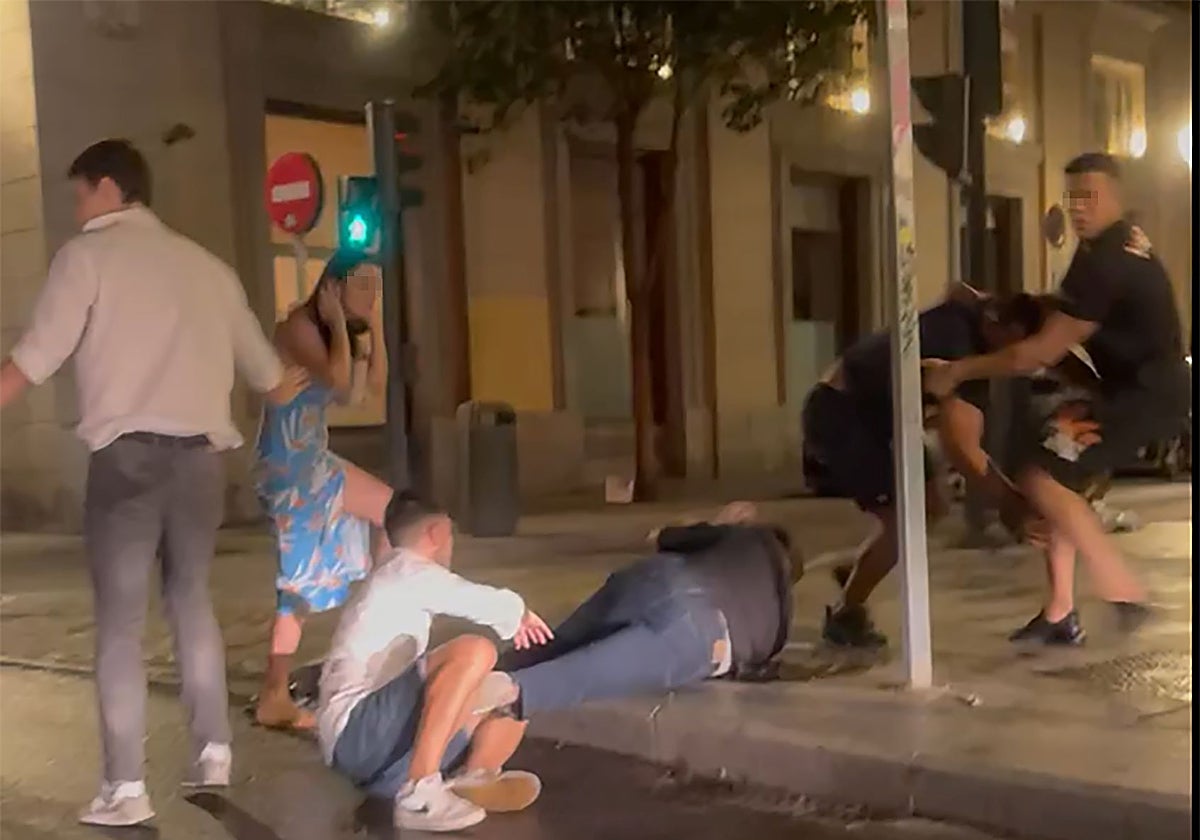 Un momento del asalto al joven al que le robaron el rolex, grabado desde un coche