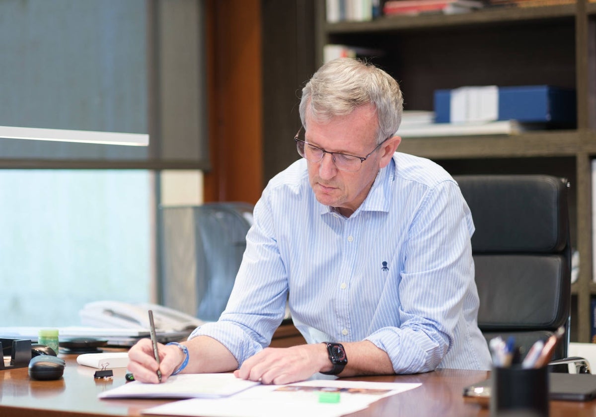 El presidente de la Xunta en funciones, Alfonso Rueda, este lunes en su despacho preparando el debate de investidura