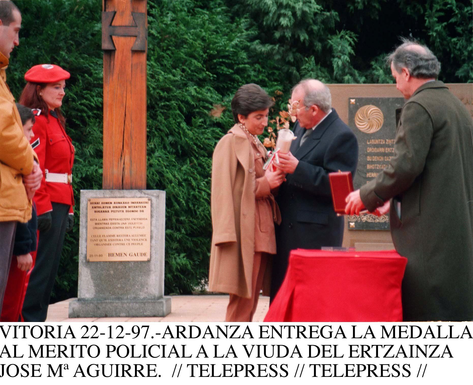 Ardanza entregó una medalla a la viuda del ertzaina asesinado en el atentado contra el museo Guggenheim de Bilbao en 1998